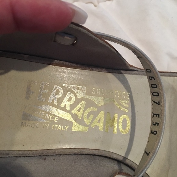 Authentic Salvatore Ferragamo - Picture 4 of 6